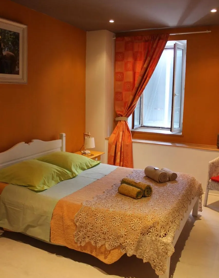 Alojamento de Acomodação e Pequeno-almoço Chambres D'Hotes Par Hasard Saint-Bressou